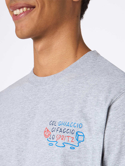 Man heavy cotton t-shirt Arnott with Col ghiaccio ci faccio lo Spritz embroidery | INSULTI LUMINOSI SPECIAL EDITION - Image 2