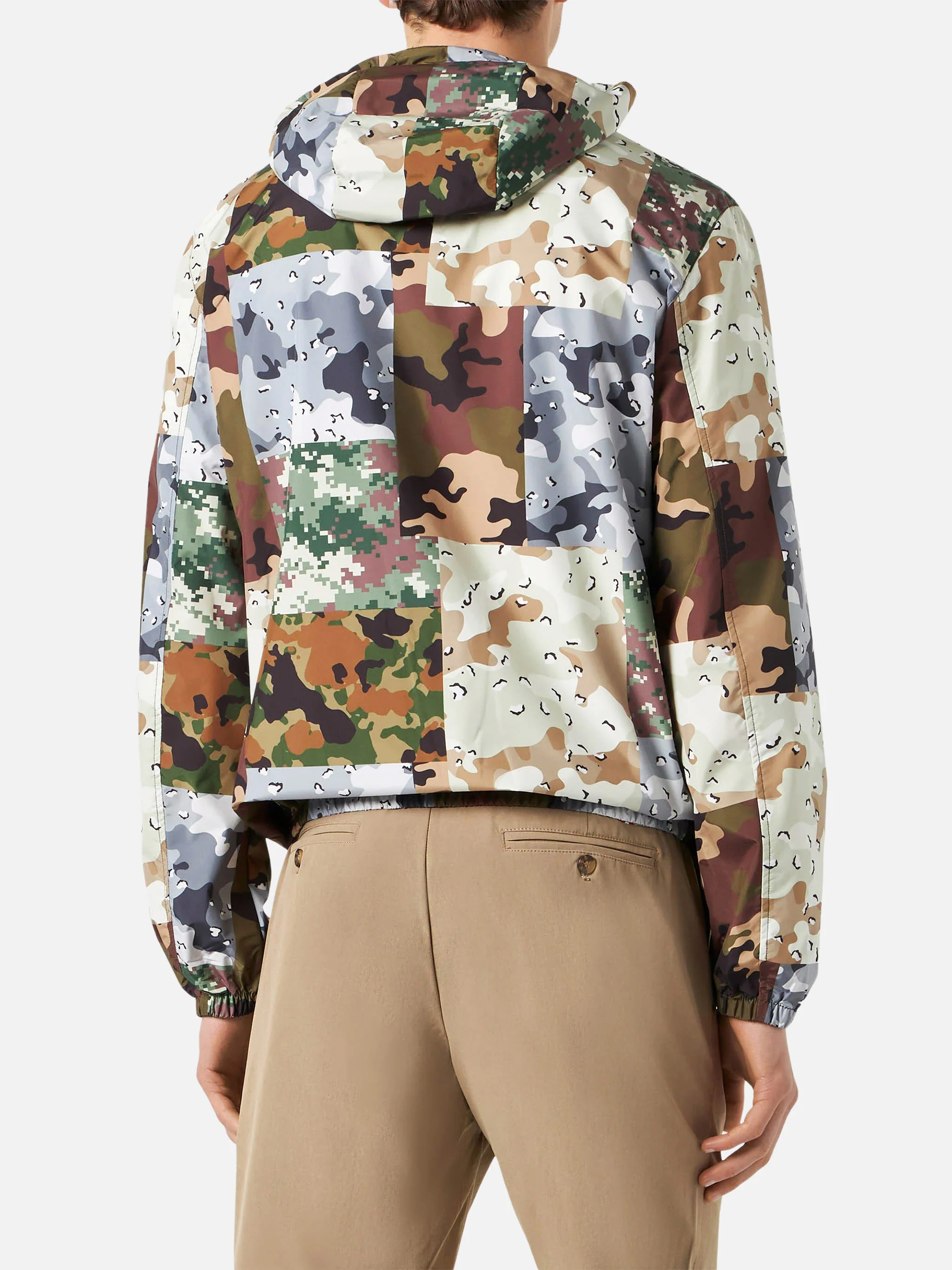 Man hooded lightweight windbreaker with camouflage print - Image 2