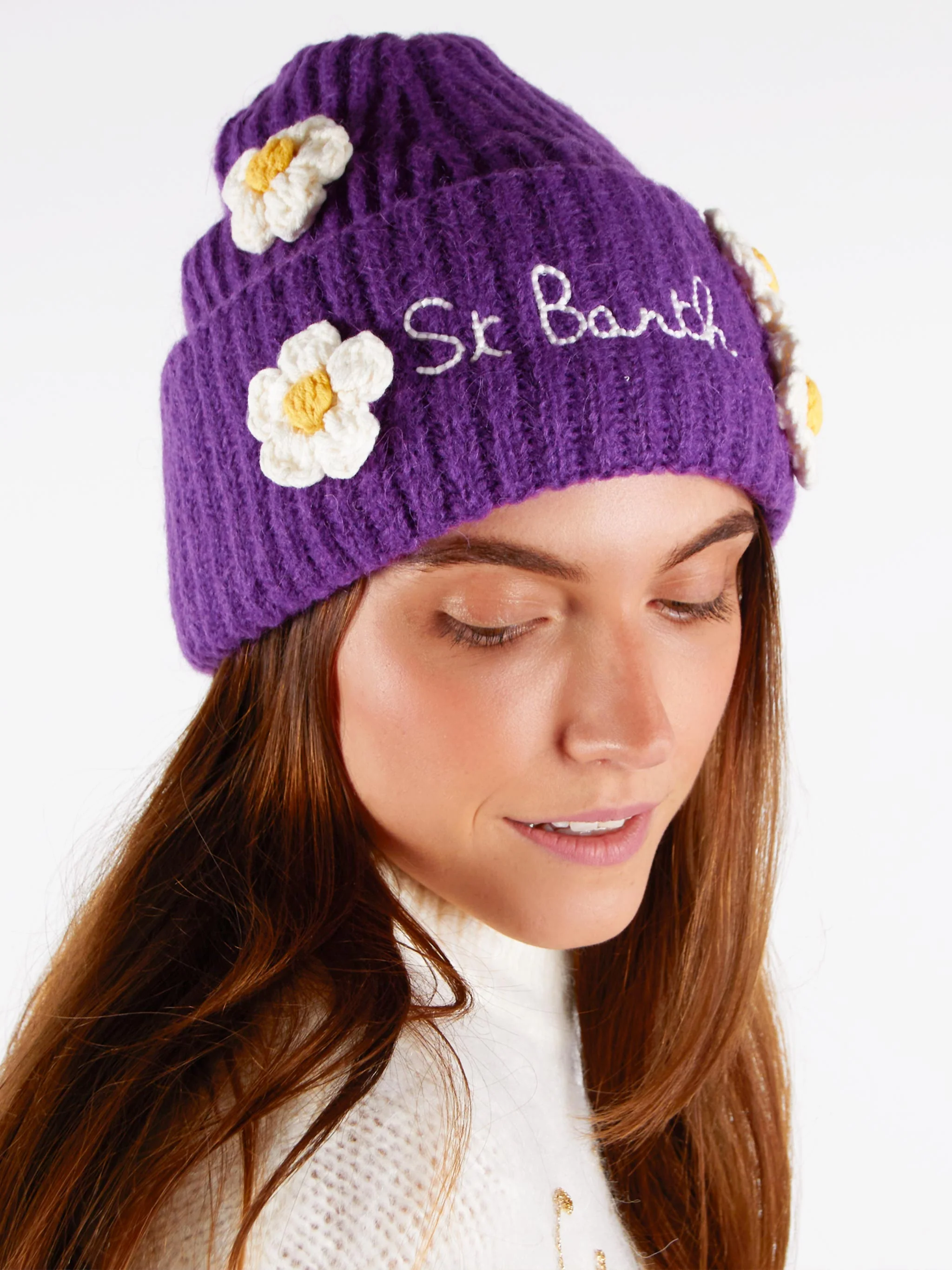 Woman brushed and ultra soft beanie with daisies appliqués - Image 4